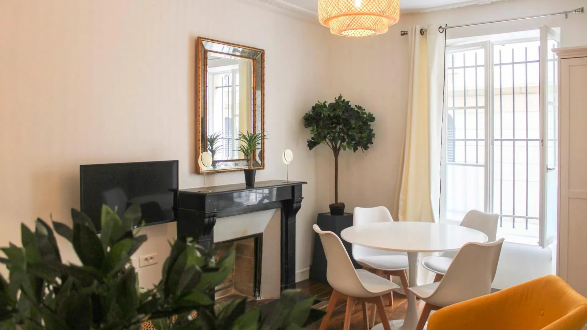 Comfort And Charm In The Heart Of Paris 9